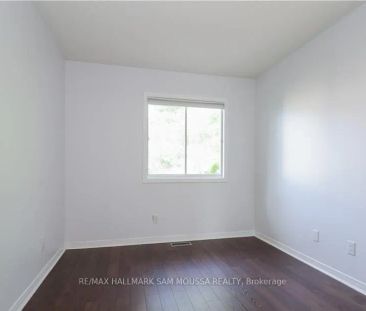 104 THORNBURY CRESCENT - Photo 2