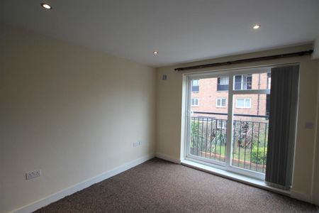 1 bedroom Flat To Let - Photo 2