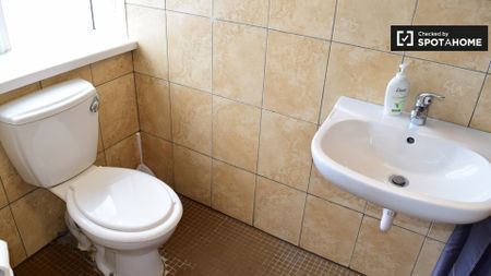 Twin bedroom in 5-bedroom apartment in Clondalkin, Dublin - Photo 3