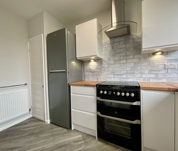 2 bedroom Flat to let - Photo 2