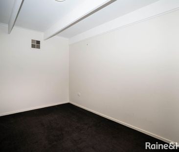 SPACIOUS & UPDATED FAMILY HOME IN PRIME CENTRAL LOCATION - Photo 6