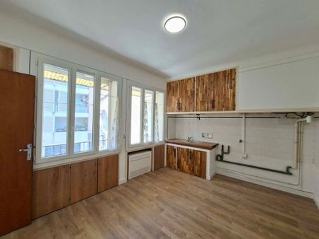 Location Appartement 2 pièces 61m² NIMES 30900 - Photo 2