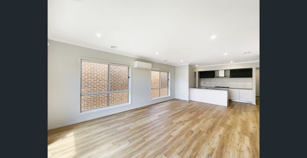 Stunning Three Bedroom Home - Photo 1