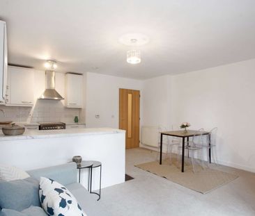 Stylish and contemporary flat nestled in landscaped communal grounds. - Photo 2
