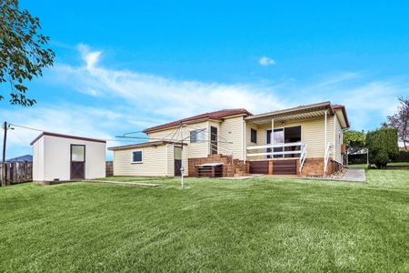 8 Trevor Avenue, LAKE HEIGHTS NSW 2502 - Photo 2