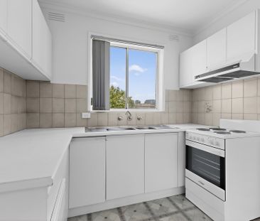 Perfectly Located & Freshly Painted Apartment! - Photo 6