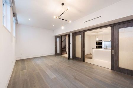 A beautifully presented three bedroom mews house located between Knightsbridge and Sloane Square - Photo 4