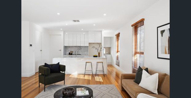 SPACIOUS & MODERN 4 BEDROOM, 3 BATHROOM LOW MAINTENANCE TOWNHOUSE - Photo 1