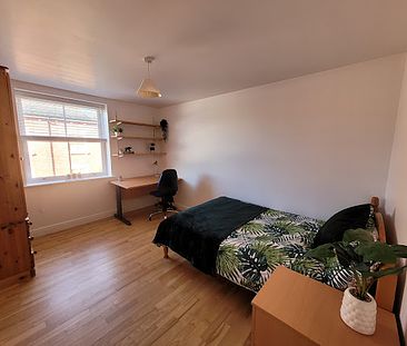Room 7 Available, 12 Bedroom House, Willowbank Mews – Student Accommodation Coventry - Photo 5