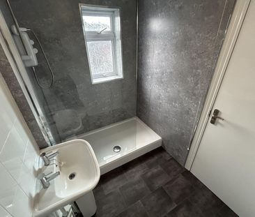 Spinners End Drive, Cradley Heath, West Midlands - Photo 2