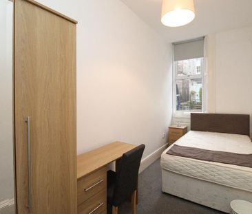 1 bedroom in a flat share to rent - Photo 5