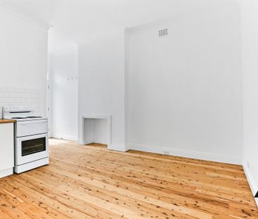 Freshly Painted 1 Bedroom Apartment - Photo 2