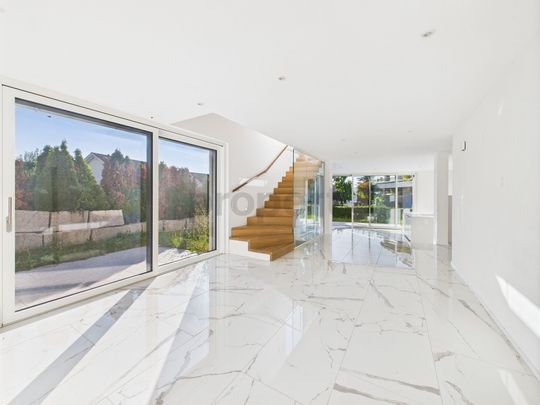 Familienfreundliches Einfamilienhaus mit sonnigem Garten und modernem Design in Urdorf - Photo 1