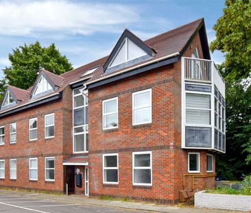 A modern one bedroom apartment opposite the River Thames with separate storage unit. - Photo 5