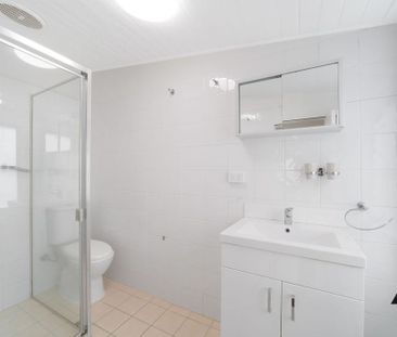 Two-Storey Terrace in Tree-lined Street - Photo 6