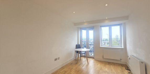 Burlington House, Waltham Cross, EN8 - Photo 2