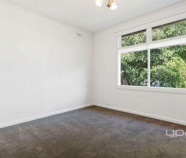 Charming Weatherboard with Bungalow – Lawn Mowing Included - Photo 1