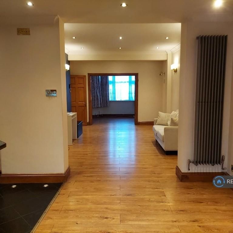4 bedroom semi-detached house to rent - Photo 1