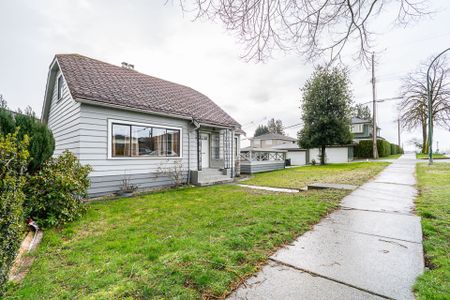 Spacious 3 Bedroom Character Home for Rent – Prime Renfrew Location - Photo 3