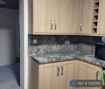 4 bedroom semi-detached house to rent - Photo 3