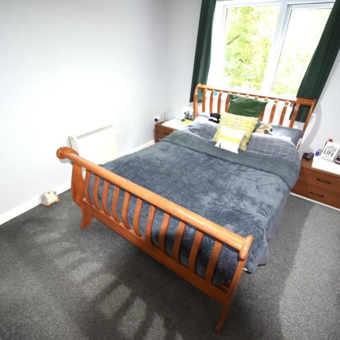 2 bedroom Flat in Flat 8, Leeds - Photo 1