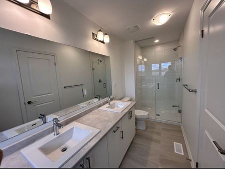 For Lease - 8 Bridgeland Drive, Whitby, Ontario - Photo 4