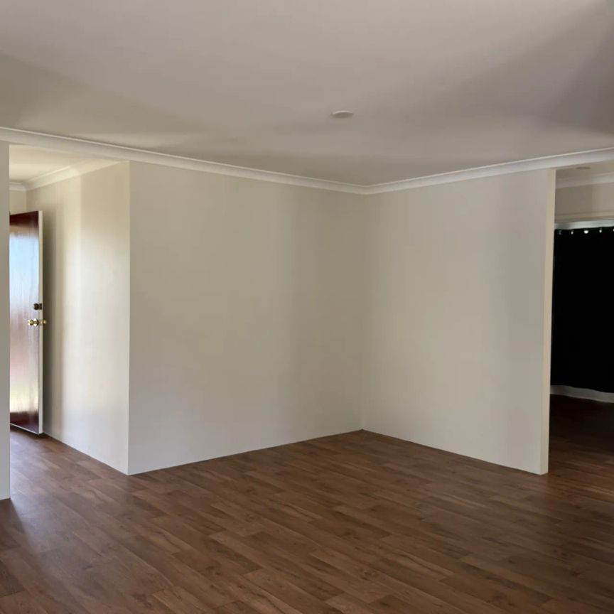 Freshly painted, new flooring & lawnmowing included! - Photo 1