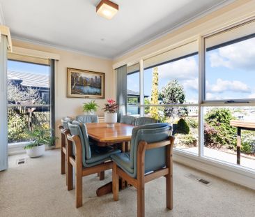 Family Home with Valley Views * 4 Month Lease* - Photo 4