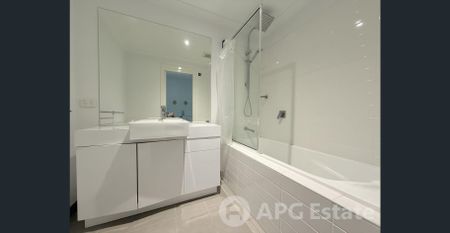 Spacious 3-Bedroom Home with Garage & Extra Parking in the Heart of Maidstone - Photo 2