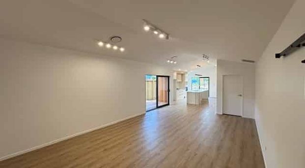 4 BEDROOMS - CROMWELL - Photo 1