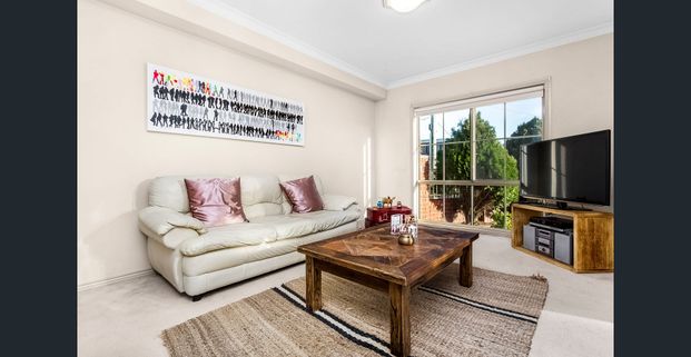 Space and Style with riverside appeal - Photo 1