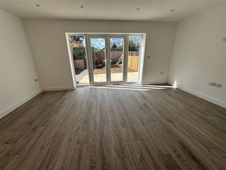Willoughby Road, Slough, Berkshire, SL3 - Photo 3