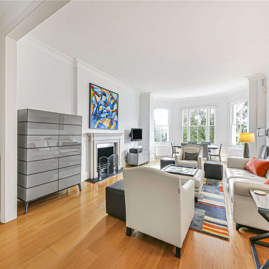 A fantastic lateral three bedroom apartment on a sought after address in St. John's Wood. - Photo 1
