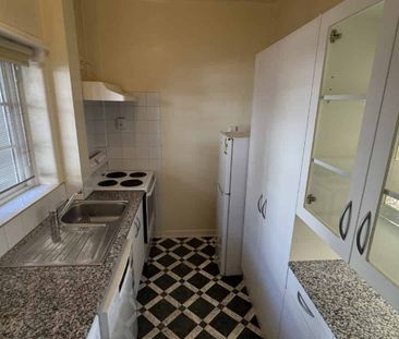 SMARTLY PRESENTED ART DECO APARTMENT: - Photo 5