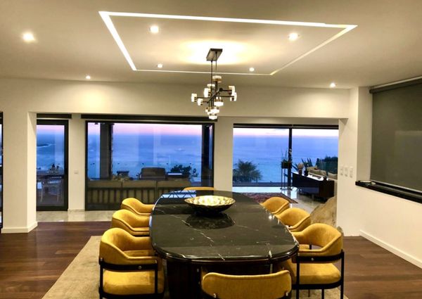 Deslumbrante moradia exclusiva, com vista frontal de mar e piscina privada.