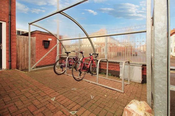 4 bedroom terraced house to rent - Photo 1