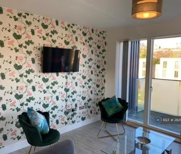 2 bedroom flat to rent - Photo 2