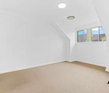 Spacious Three Bedroom Townhouse - Photo 6