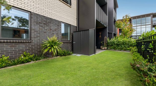 Modern Ground-Floor Apartment Comfort Meets Convenience - Photo 1