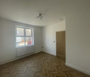 4 bedroom end of terrace house to rent - Photo 1