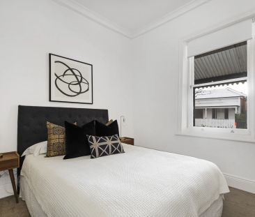 Charming and Convenient Two Bedroom Stone Cottage Close to the City - Photo 5