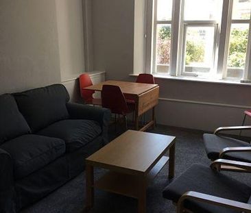 4 bedroom flat to rent - Photo 2