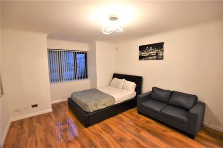 Studio to rent - Photo 3