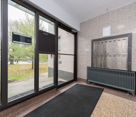 Crown Hill Place Apartments - Photo 1