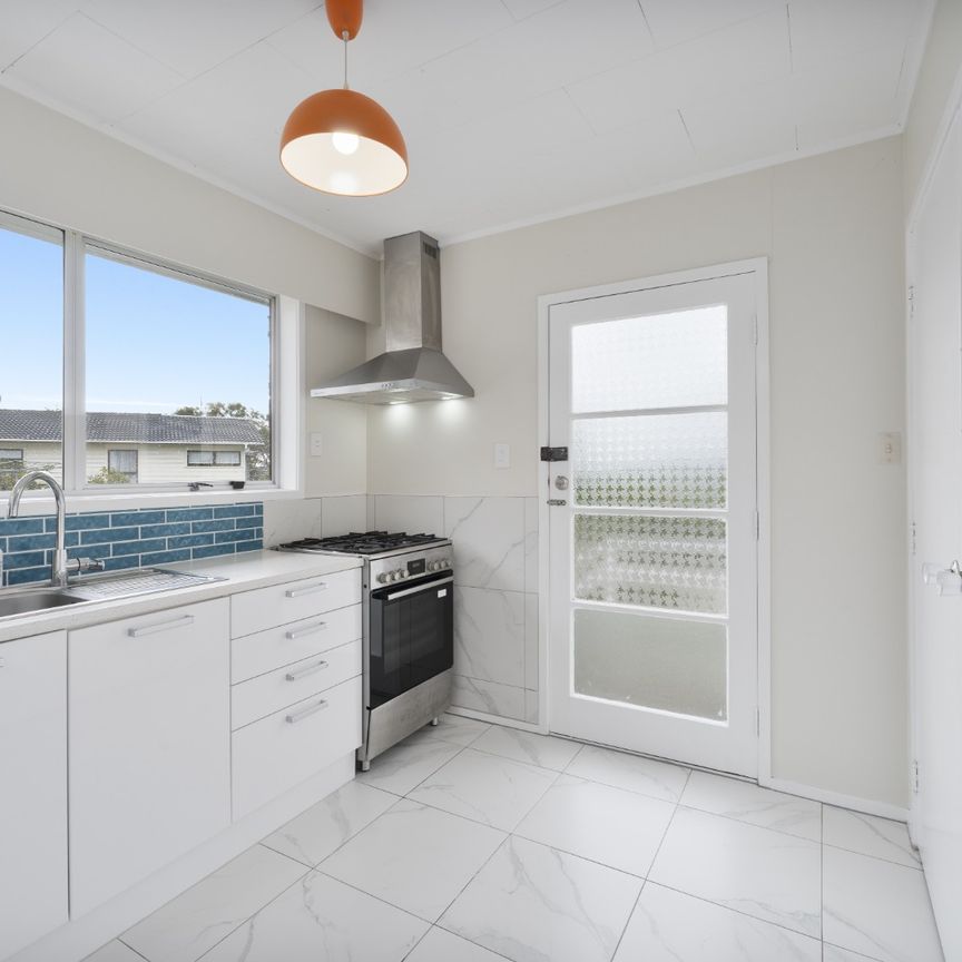 West Is Best – Cozy 2-Bedroom Standalone Home with Spacious Living - Photo 1