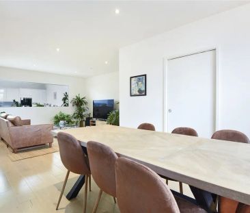 2 bedroom flat in London - Photo 5