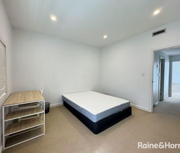 2 Bedrooms Townhouse in CBD - Great Location! - Photo 3