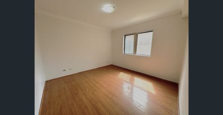 Spacious ground floor 3-bedroom apartment with courtyard - Photo 5