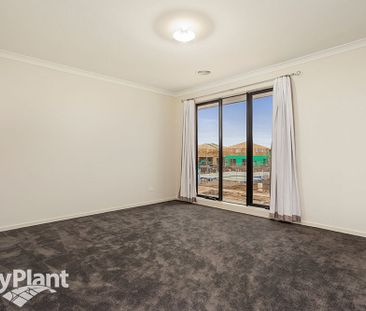 Spacious Family Living in a Prime Point Cook Location - Photo 2