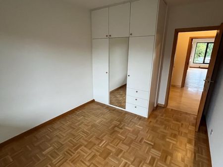 Prachtig gelegen appartement met lift, 2 slpk, terras, berging en autostaanplaats - Photo 5